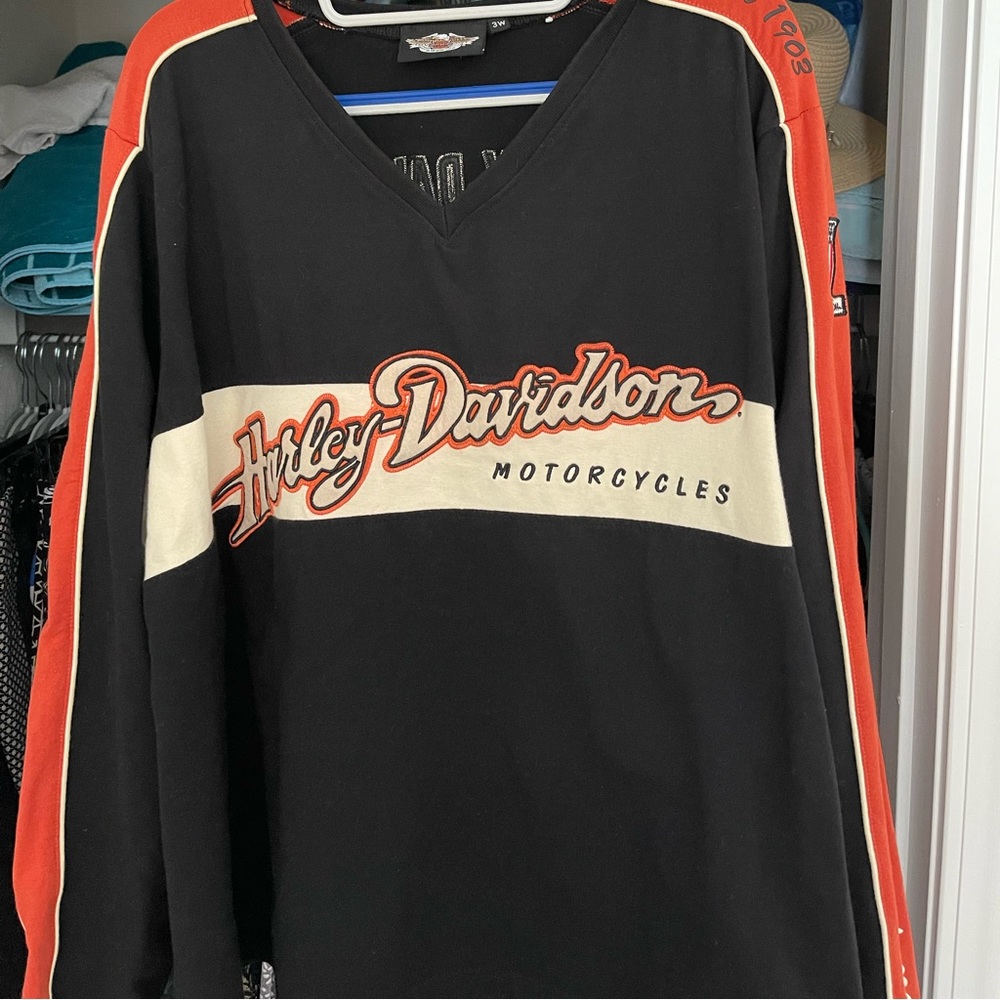 Women’s Harley Davidson V Neck 3W black long sleeve.  Nice top.